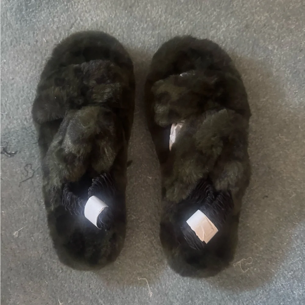 Array size 8 soft and cozy cheetah olive green and black sandals/slippers - Picture 4 of 5